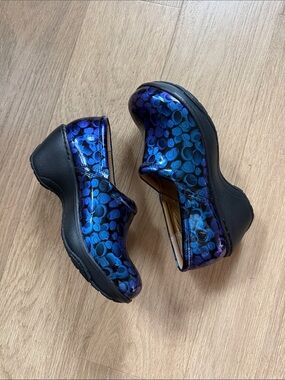 Nurse Mates Bryar Slip-On Nursing Clogs in Iridescent Blue / Black Size 9